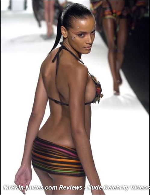 Ebanks topless selita Jennifer Aniston